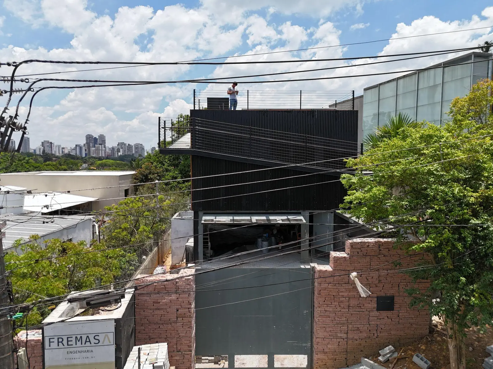 Obra com acompanhamento técnico da FREMASA Engenharia, com a placa da empresa na fachada